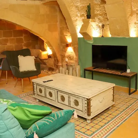 Unique Village Hideaway *